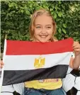  ?? Foto: Susanne Rummel ?? Andzelina hat ihre Klassenkam­eraden und dich über die ägyptische Flagge in formiert. Damit du siehst, wie diese Flagge aussieht, hält Andzelina sie hier auch hoch.
