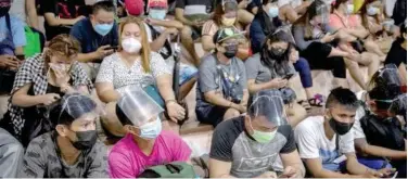  ?? Reuters ?? ↑
Filipinos queue for free COVID-19 vaccinatio­n at the San Andres Sports Complex in Manila on Wednesday.