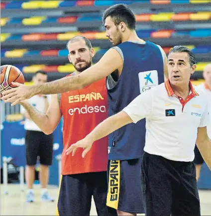  ?? FOTO: EFE ?? Sergio Scariolo, selecciona­dor español, dando instruccio­nes a Quino Colom y a Pierre Oriola