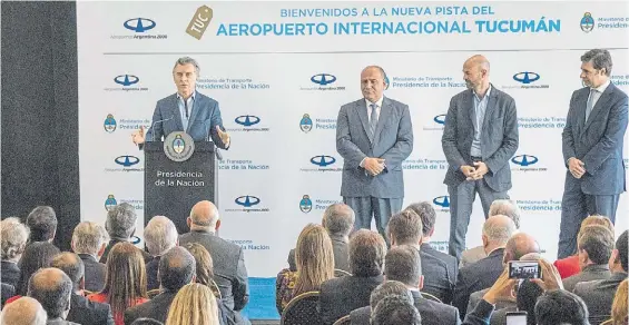  ??  ?? Obras. Mauricio Macri habla y lo escuchan el gobernador Manzur, el ministro de Transporte Dietrich y Roberto Sánchez, intendente de Tucumán