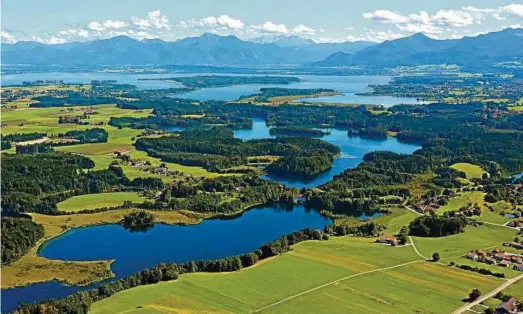  ??  ?? Die Eggstätt-hemhofer Seenplatte ist recht unbekannt – viele fahren an hier vorbei, direkt zum Chiemsee. Foto: Chiemsee-alpenland Tourismus