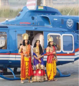  ?? Photograph: Nand Kumar/ PTI Photo ?? Artistes dressed up as Lord Ram, Sita and Lakshman arrive by a chopper decorated as the mythologic­al ' Pushpak Viman' for the event.