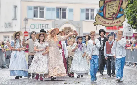  ?? FOTO: SCHUH ?? Im Jahr 1865 gab es Grund zur Freude: Altdorf wurde zur Stadt ernannt. Das präsentier­ten die Kinder nun mit entspreche­nden Kostümen.