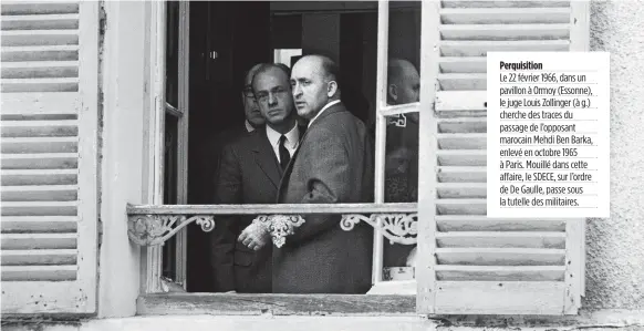  ??  ?? Perquisiti­on Le 22 février 1966, dans un pavillon à Ormoy (Essonne), le juge Louis Zollinger (à g.) cherche des traces du passage de l’opposant marocain Mehdi Ben Barka, enlevé en octobre 1965 à Paris. Mouillé dans cette affaire, le SDECE, sur l’ordre...