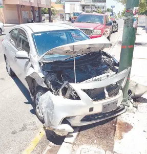  ??  ?? • Un choque entre dos vehículos provocó un segundo impacto contra un poste del alumbrado público, en la colonia Centro.