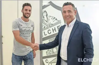  ??  ?? EN ELCHE. Lolo Plà, ayer, firmando su nuevo contrato con el presidente Diego García.