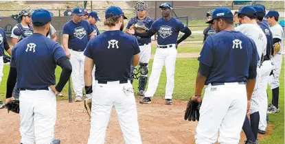  ??  ?? El mánager Roberto Kelly (centro) platica con el equipo, incluido Lugo (centro de espaldas)