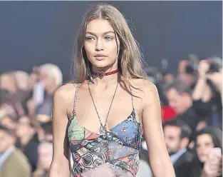  ??  ?? Gigi Hadid realizó uno de sus últimos desfiles ya en la dulce espera.