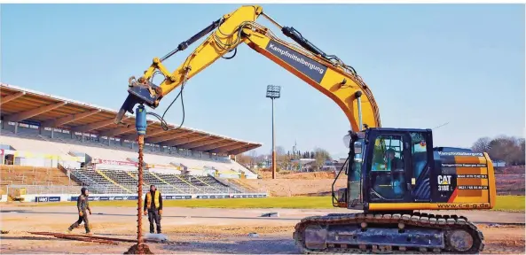  ?? FOTO: HEIKO LEHMANN ?? Ein Bohrer arbeitet sich in den Untergrund des Ludwigspar­ks vor. Zum einen, um womöglich noch Bomben zu finden. Zum anderen dient ein Teil der Bohrungen dem Tribünenba­u.