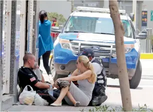  ?? — Photos by Juidin Bernarrd ?? A medic administer­s oxygen to a resident of Tiger Tower in Dubai Marina, after he was evacuated on Sunday. A minor fire broke out on a 53rd floor balcony in the building.