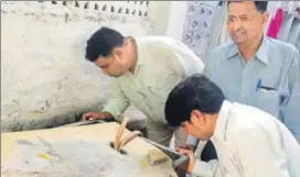  ?? HT PHOTO ?? A team from the health department checks a water tank in Shastri Nagar on Tuesday.