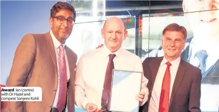  ??  ?? Award Ian (centre) with Dr Hazel and compere Sanjeev Kohli