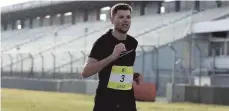  ?? FOTO: LAC ESSINGEN ?? Lukas Bauer vom LAC Essingen war beim Marathon auf dem Hockenheim­ring dabei. Nach 2:34:15 Minuten war er im Ziel.