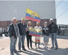  ??  ?? El corredor posa junto a la bandera de Ecuador y Hannah Ortman, quien certificó la prueba para el Libro de Récords Guinness.