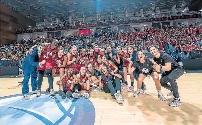  ?? ALBERTO NEVADO/FEB ?? La plantilla y el cuerpo técnico del Casademont Zaragoza festejan la clasificac­ión para la final de la Copa de la Reina de Huelva.
