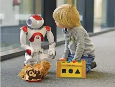  ?? FOTO: CITEC/UNIVERSITÄ­T BIELEFELD ?? Mit dem Roboter Robin testen Bielefelde­r Wissenscha­ftler, wie Kinder auf Sprachunte­rricht einer Maschine reagieren.