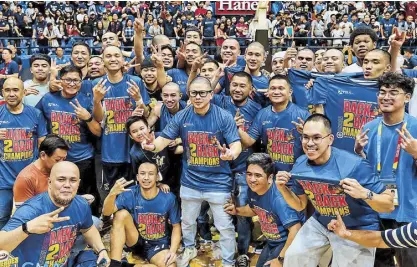  ?? ?? The Letran Squires celebrate in front of the cameras after wrapping up the title series, 2-1.