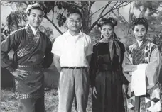  ?? PROVIDED TO CHINA DAILY ?? Louis Cha (second left) poses with cast members of the filmThe Story of the Great Heroes in 1960.