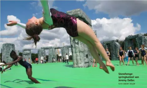  ?? FOTO JEREMY DELLER ?? Stonehenge­springkast­eel van Jeremy Deller.