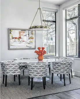  ?? Kerry Kirk ?? A disc-shaped Kelly Wearstler chandelier hangs over the breakfast table in this home designed by Cindy Witmer Designs.
