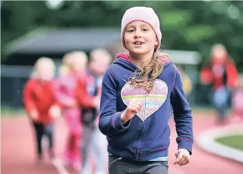  ?? RP-FOTOS (3): STEPHAN KÖHLEN ?? Ganz entspannt: Alexia läuft zum Abschluss des Sporttages noch eine Stadionrun­de.