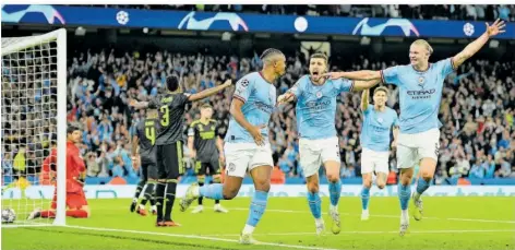  ?? FOTO: SUPER/AP/DPA ?? Manuel Akanji, Rúben Dias und Erling Haaland (von links nach rechts) jubeln nach dem Eigentor von Real-Profi Éder Militão zum 3:0, denn spätestens in diesem Moment ist allen klar: Manchester City wird Real Madrid besiegen und ins Finale der Champions League einziehen.