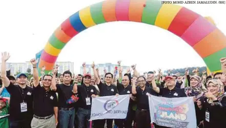  ?? [FOTO MOHD AZREN JAMALUDIN /BH] ?? Amran bersama peserta sebelum memulakan acara larian 5 kilometer, pada majlis Festival Jland di Bandar Dato’ Onn, Johor Bahru.