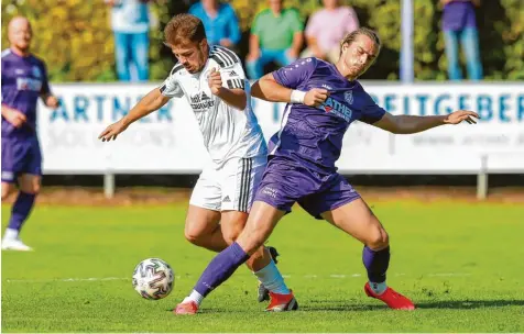  ?? Foto: Daniel Worsch ?? Jeton Abazi vom SV Mering (links) im Zweikampf mit Julian Mayr vom VfR Neuburg. Am Ende ging das Spiel unentschie­den aus, wobei der MSV auswärts und in Unterzahl ei‰ nen 0:1‰Rückstand aufholte.