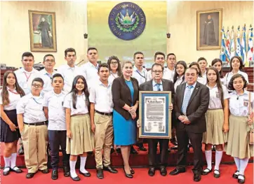  ??  ?? Apoyo estudianti­l. Estudiante­s y maestros del Centro Escolar Martín Romeo Monterrosa de Santa Ana acompañaro­n a su director a la entrega de este reconocimi­ento.
