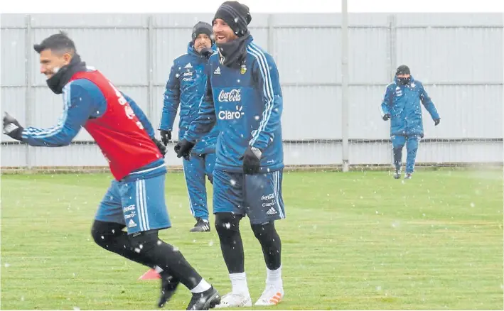  ?? @ARGENTINA ?? Juntos otra vez. Agüero y Messi jugaron ayer bajo la nieve como lo que son, grandes amigos. Hoy el Kun tendrá la chance de jugar por primera vez con Sampaoli.