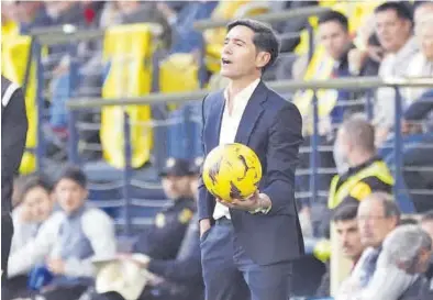  ?? GABRIEL UTIEL ?? Marcelino García Toral, técnico del Villarreal, retiene el balón en la banda en un partido en el Estadio de la Cerámica.