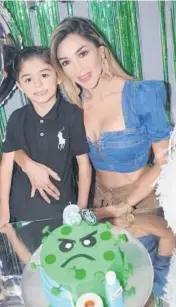  ??  ?? > Diana Arenas junto a su querido hijo.