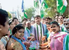  ?? ?? IT Minister & Gajuwaka YSRCP Assembly constituen­cy candidate Gudivada Amarnath taking part in an election campaign from BC Colony in Visakhapat­nam on Thursday.