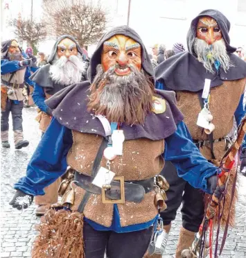  ?? Archivfoto: Armin Schmid ?? 49 Faschingsg­ruppen ziehen am Sonntag durch Altenstadt. Mit dabei sind selbstvers­tändlich auch die Altenstadt­er Narrenzünf­te, wie die „Grias Boale“aus Filzingen.