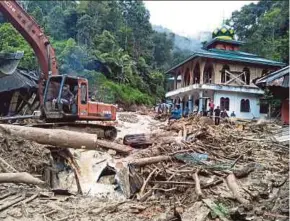  ?? AFP PIC ?? The debris being renoved after flash floods hit the Saladi village in Mandailing Natal, North Sumatra yesterday.