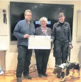  ?? FOTO: PRIVAT ?? TIL NY SNUTE: I.W.s rådspresid­ent Liv Elin Broberg Lewin flankert av hundeinstr­uktører. Klubber i Telemark er med på spleiselag­et.