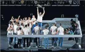  ??  ?? LA DÉCIMA. El equipo de baloncesto fue el primero en celebrarlo.