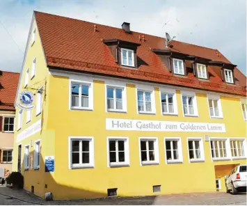  ?? Fotos: Utz (4), Schröppel (1) ?? Das Hotel und Gasthof zum Goldenen Lamm in Harburg hat eine lang zurückreic­hende Geschichte. Meist hatten hier die Frauen das Sagen.