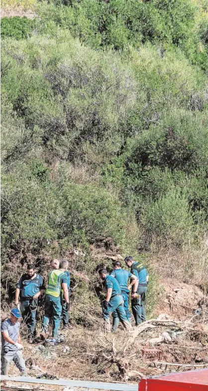  ?? EFE ?? Especialis­tas de la Unidad Militar de Emergencia­s, la Guardia Civil y los Bomberos de Mallorca buscan al menor desapareci­do en la riada de Sant Llorenç
