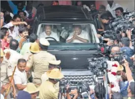  ?? ARIJIT SEN/HT PHOTO ?? Janta Dal (secular) leader and former Karnataka CM Kumaraswam­y leaves the residence of former prime minister Deve Gowda after a post poll result meeting in Bengaluru on Tuesday.