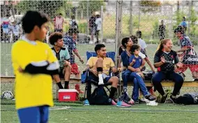  ?? Yi-Chin Lee / Houston Chronicle ?? Vilma López (der.), Liliann Urias, Nathan Benitez y Cristian Mercado alientan a los niños durante un partido de ‘La Pulga Loca’ el sábado 10 de junio de 2023.