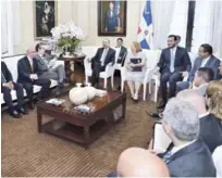  ?? PRESIDENCI­A ?? Reunión. El presidente Danilo Medina junto a los empresario­s Luisa Fernández, José Torres, Gerardo Coto y Eric Roden, entre otros.