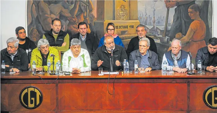  ?? CRISTINA CILLE ?? Primera línea. Sindicalis­tas Julio Piumato, Sergio Romero, Pablo Moyano, Héctor Daer, Carlos Acuña y Andrés Rodríguez, el jueves pasado en la CGT.