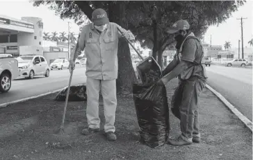  ?? FOTO: DEBATE ?? Trabajador­es del Stasac reciben aumento salarial.