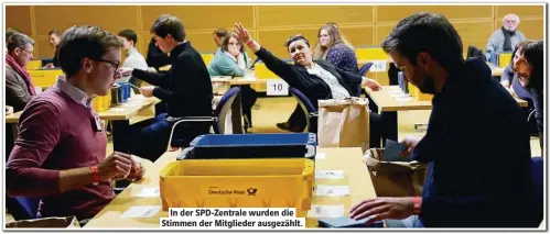  ??  ?? In der SPD-Zentrale wurden die Stimmen der Mitglieder ausgezählt.