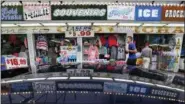  ?? THE ASSOCIATED PRESS ?? A souvenir shop attracts tourists in Old Orchard, Beach, Maine.