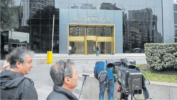  ?? GUILLERMO R.ADAMI ?? Sede local. En la torre Alem Plaza de Retiro funcionan las oficinas de Odebrecht Argentina, que fueron allanadas varias veces.