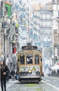  ?? FOTOS: DPA ?? Die historisch­e Tram in Porto fährt fast bis zur Atlantikkü­ste.
