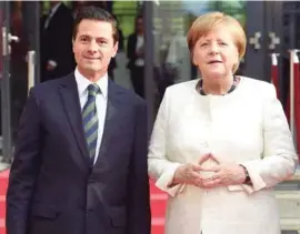  ??  ?? Peña Nieto con Ángela Merkel, en la inauguraci­ón de la Feria.