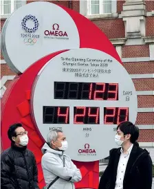  ?? (Epa) ?? Conto alla rovescia
Tifosi davanti al count-down olimpico a Tokyo